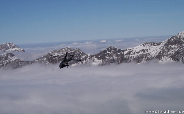 Axalp: Hubschrauber über den Wolken