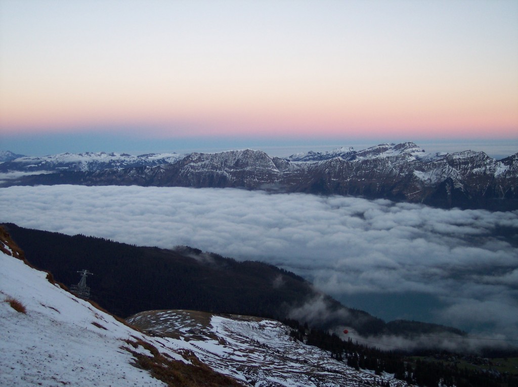 Axalp: Ausblick auf Wolkenmeer über Brienzer See