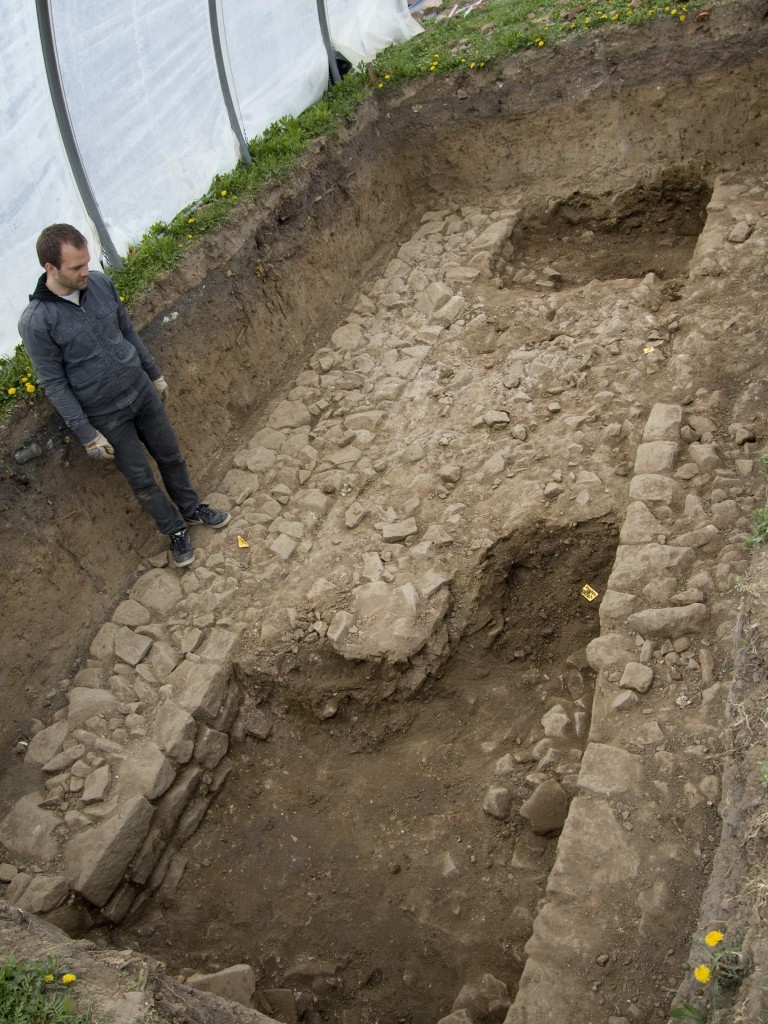 Abtragen des Schutts in der Traufgasse