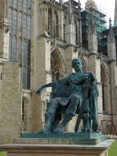 Moderne Statue von Kaiser Konstantin dem Großen, der sich in York als römischer Kaiser hat ausrufen lassen und es dann auch wirklich wurde, vor etwa 1700 Jahren