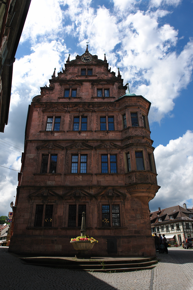 Rathaus und Blumenpott und Wolken <3