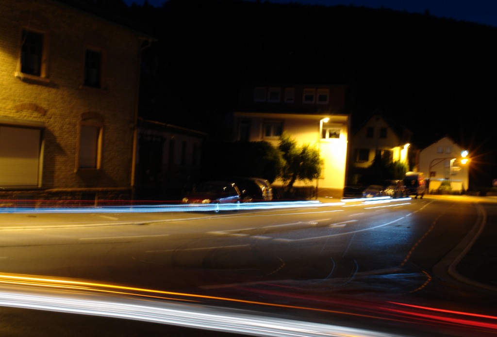 Langzeitbelichtung in der Nacht mit Leuchtspuren