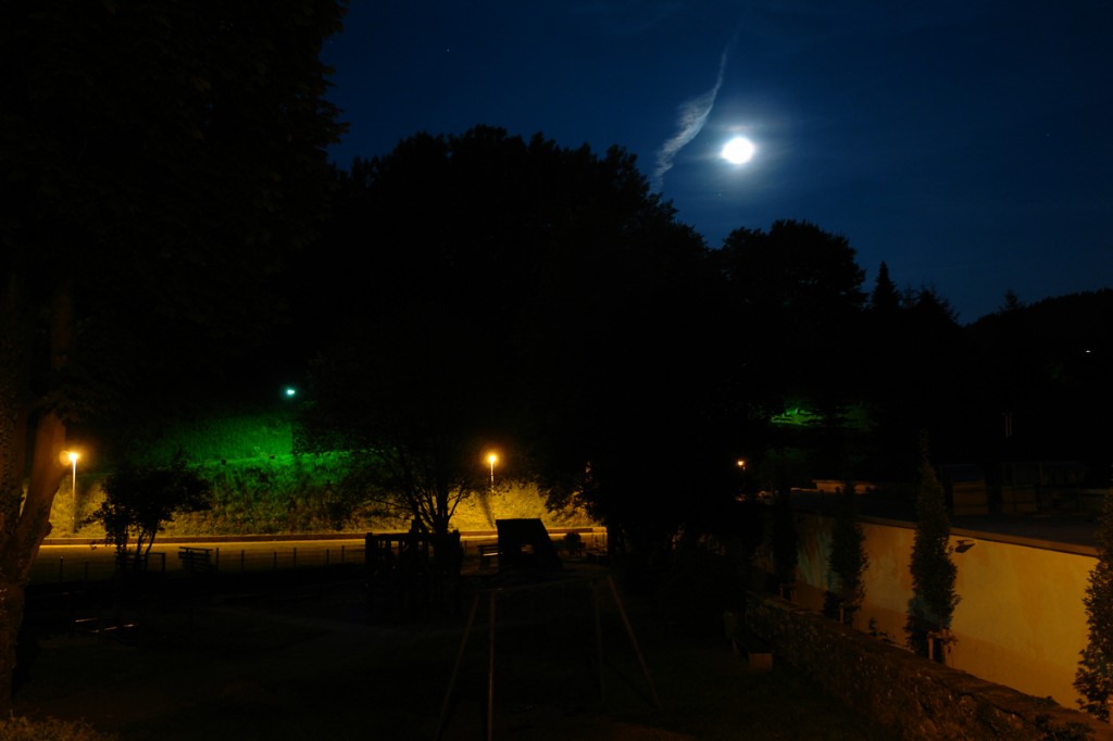 Verschiedene Farben bei Langzeitbelichtung mit Mond