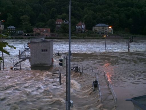 Schleuse in Heidelberg unter Hochwasser
