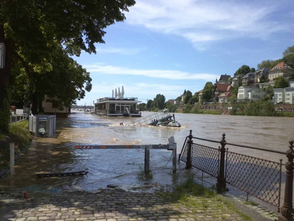 Schwimmendes Restaurant und Schiffsanlege. Da führt unten eigentlich eine Uferstraße lang. Die hat jemand Weitsichtiges abgesperrt ^^