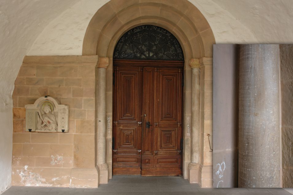 Eingang zur katholischen Kirche in Bad Münstereifel. Die Säulen neben der Tür sind aus "Aquädukt-Marmor" (rechts von nahem zu sehen)