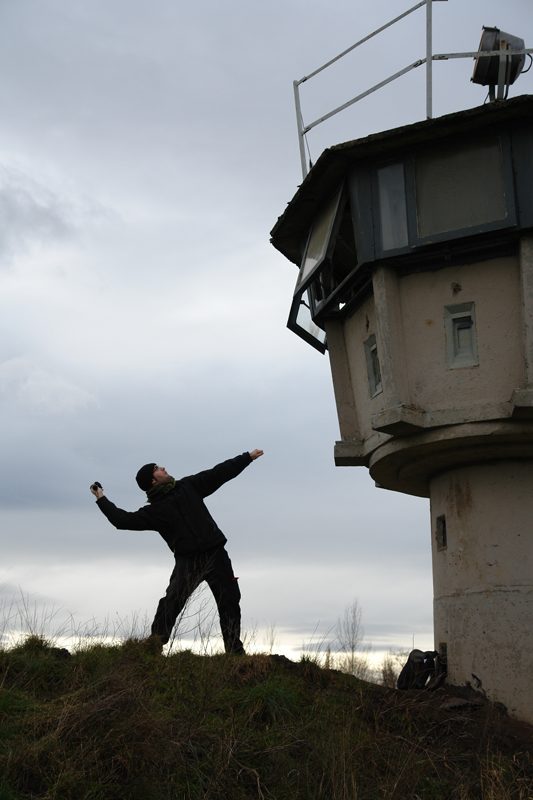 Pierre gegen Wachturm an der früheren deutsch-deutschen Grenze bei Helmstedt