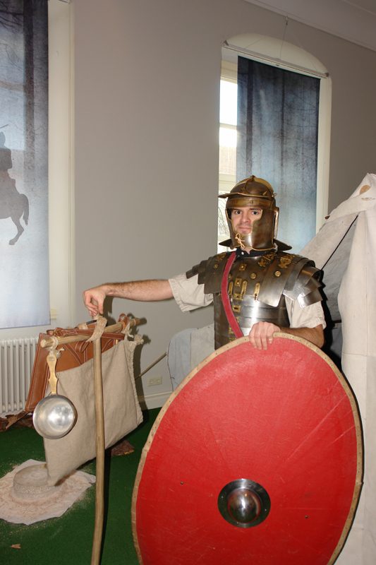 Pierre als römischer Legionär in der Harzhorn-Ausstellung in Braunschweig. Eigentlich ganz schick :)