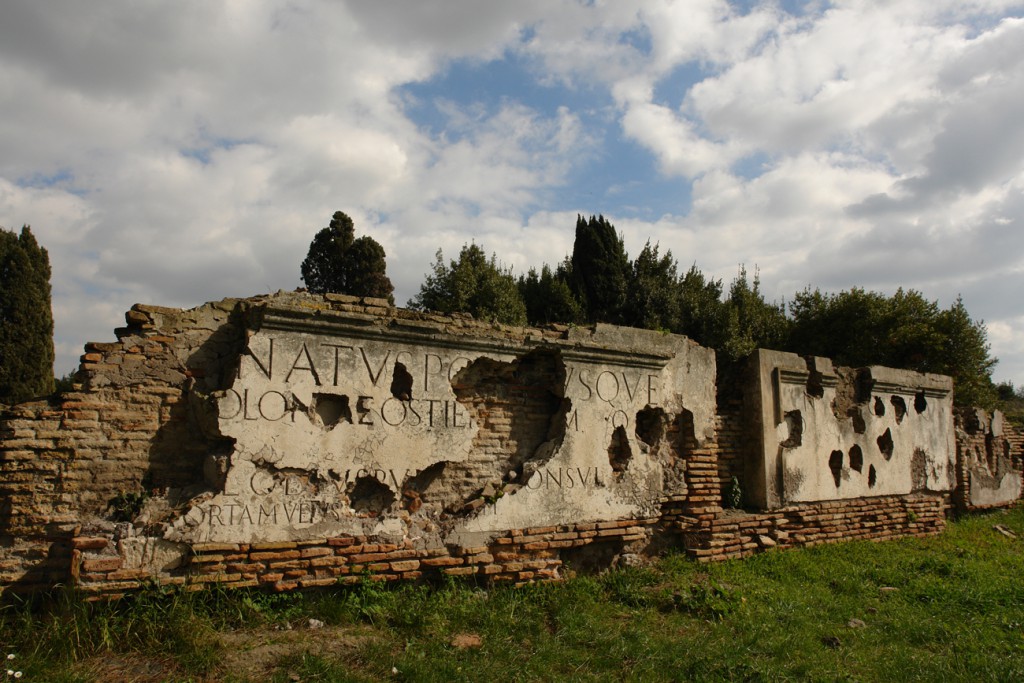 Inschrift in Ostia Antica