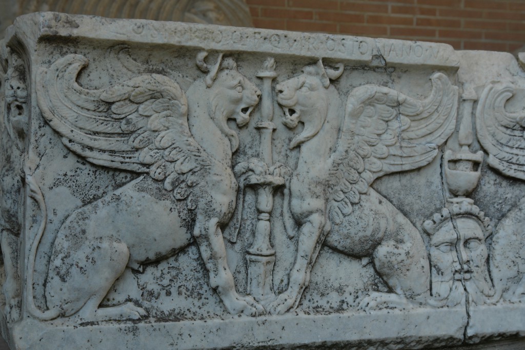 Sarkophag mit zwei Greifen in Ostia bei Rom