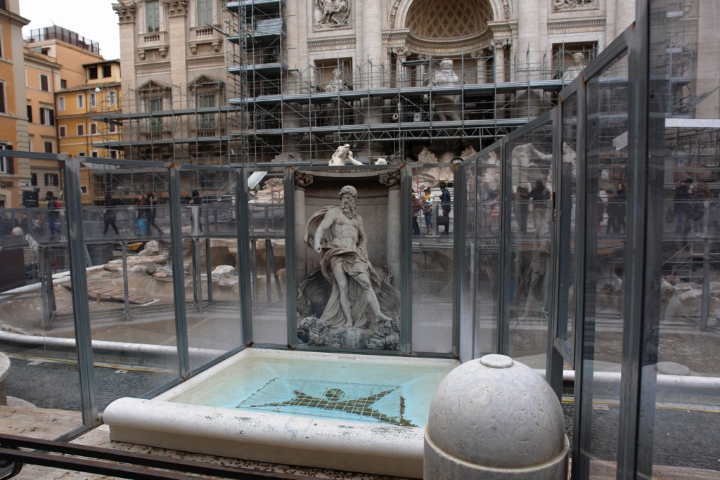 Ersatz-Münzenwerfbecken am Trevi-Brunnen