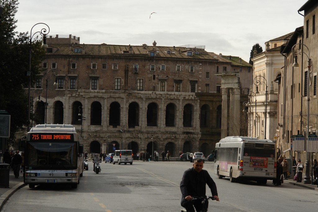 Fassade des Marcellus-Theaters, mit später draufgebauten Wohnungen (sehr begehrt wegen zentraler Lage)