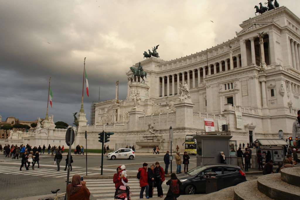 Das italienische Nationaldenkmal von Ende 19. Jhd - sieht irgendwie apokalyptisch aus mit den Wolken und Vögeln oO