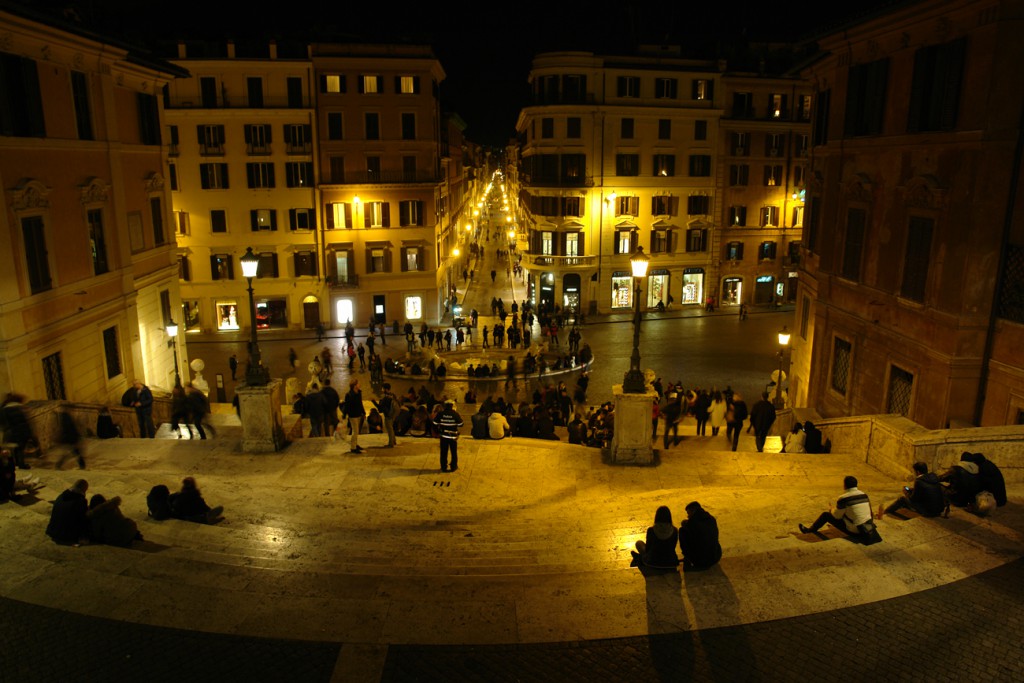 Oben auf der spanischen Treppe mit Blick auf Piazza di Spagna und den Hooligan-Brunnen unten