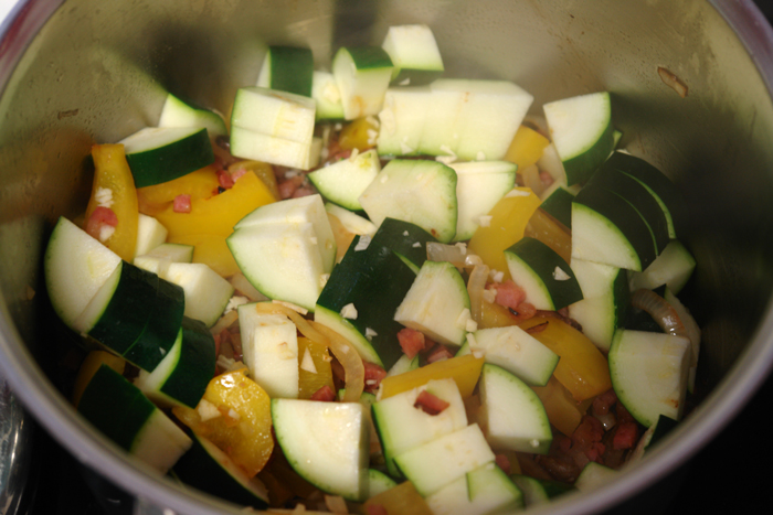 Zucchini, Knoblauch und Pepperoni dazu