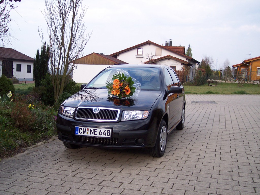 Auto-Abholung mit Blumenstrauß