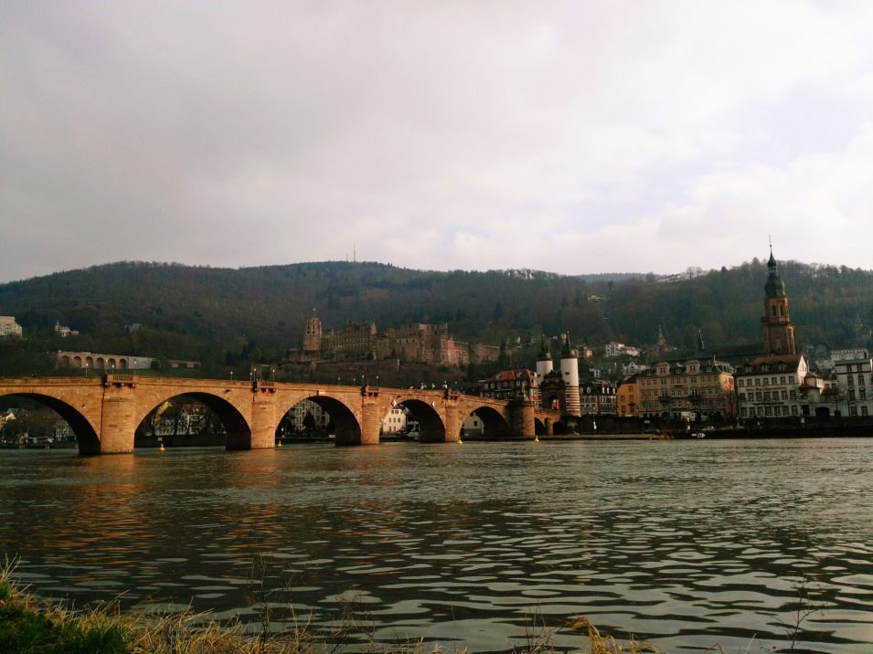 Die Ansicht, für die Heidelberg berühmt ist: Schloss, alte Brücke, Brückentor und Heiliggeistkirche