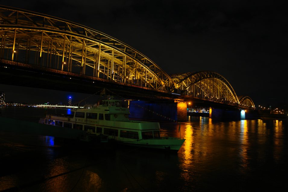 Hohenzollernbrücke Köln bei Nacht