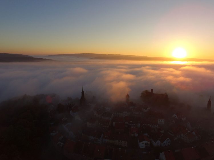 Drohne, Morgennebel und Sonnenaufgang über Dilsberg