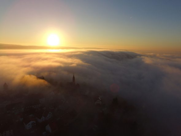 [Drohnenvideo] Ein Meer aus Wolken