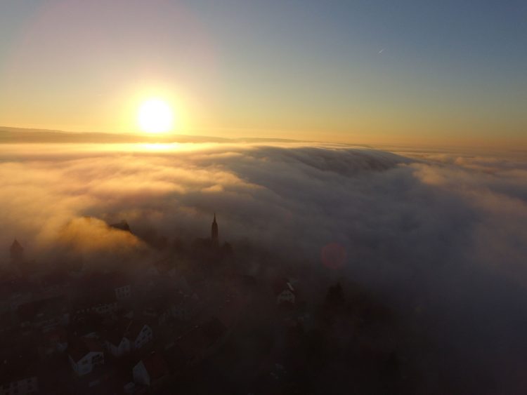 Drohne, Morgennebel und Sonnenaufgang über Dilsberg