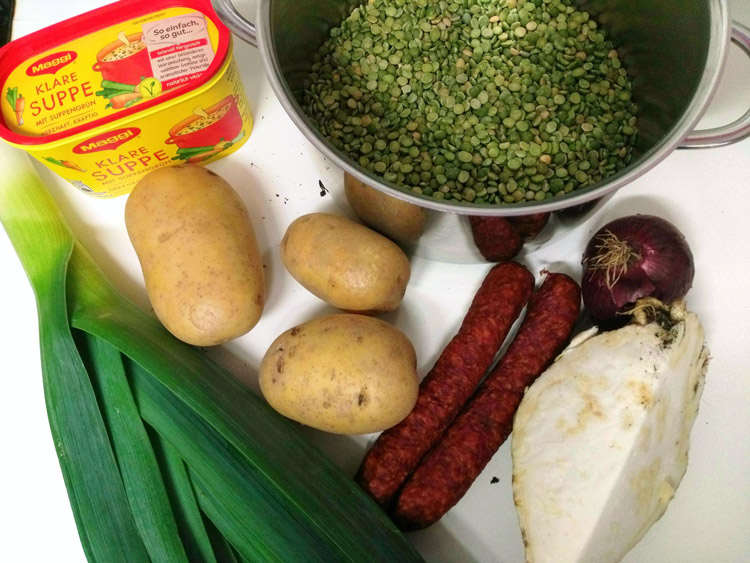 Zutaten für die Erbsensuppe - Alles frisch bis auf das Brühpulver!