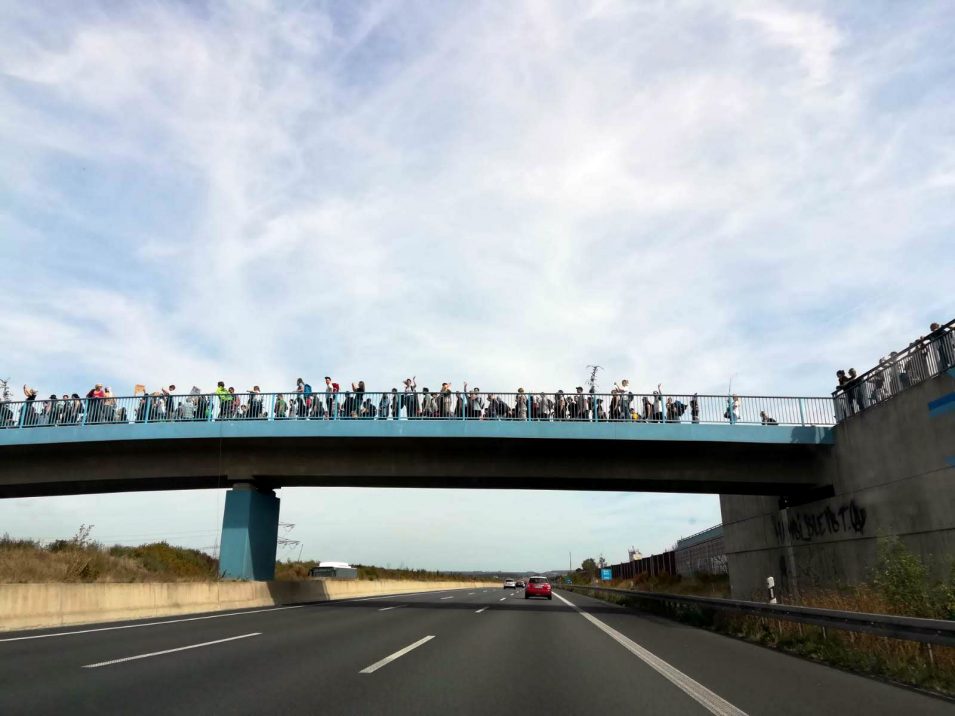 Demonstranten über Autobahnbrücke