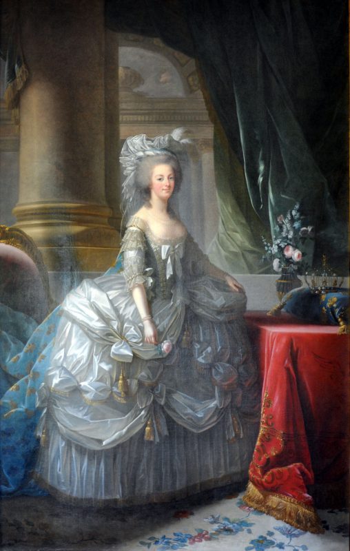 Königin Marie Antoinette mit aufwändigem Barockkleid