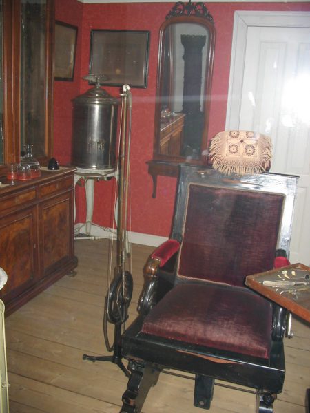 Behandlungszimmer im 19. Jahrhundert (Vendsyssel Historiske Museum, Dänemark)