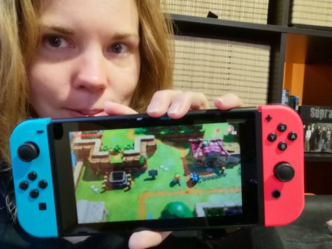 Debbie mit Link's Awakening auf der Switch