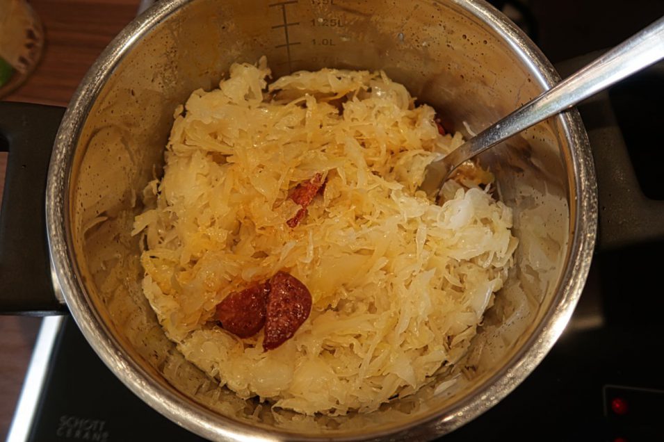 Sauerkraut auf die angebratenen Würstchen