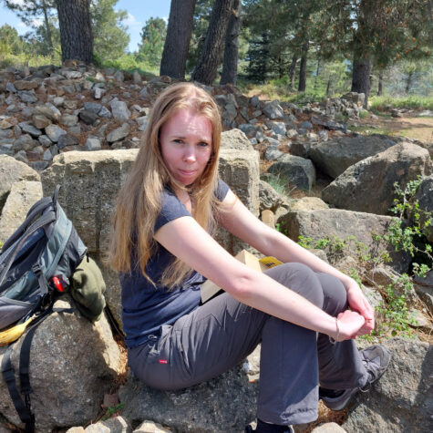Lucyda sitzt auf einem Stein