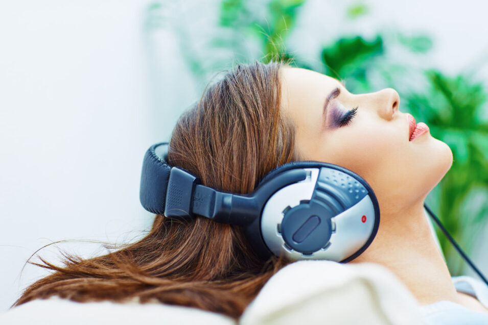 Junge Frau mit Kopfhörern entspannt sich