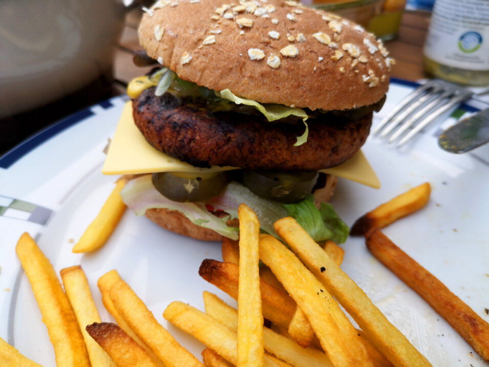 Burger mit veganem Burger-Patty und Pommes