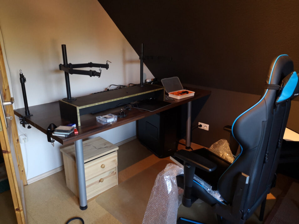 Foto des Schreibtisches im neuen Streamzimmer. Darauf stehen schon Halterungen für die Monitore