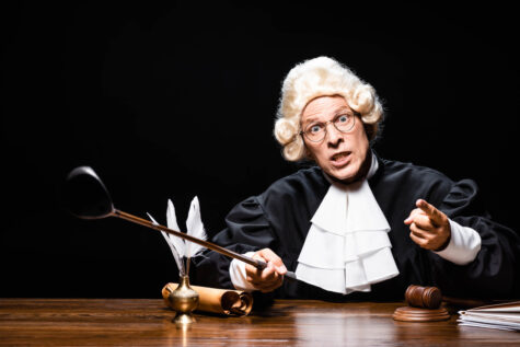 Wütender Richter in klassischer Richter-Robe und Perücke haut auf den Tisch