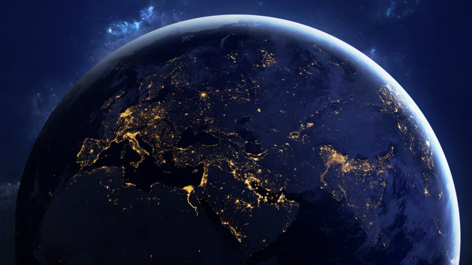 Künstlerische Darstellung der Erde bei Nacht mit hell erleuchteten Bevölkerungszentren in Europa, Nordafrika und Westasien