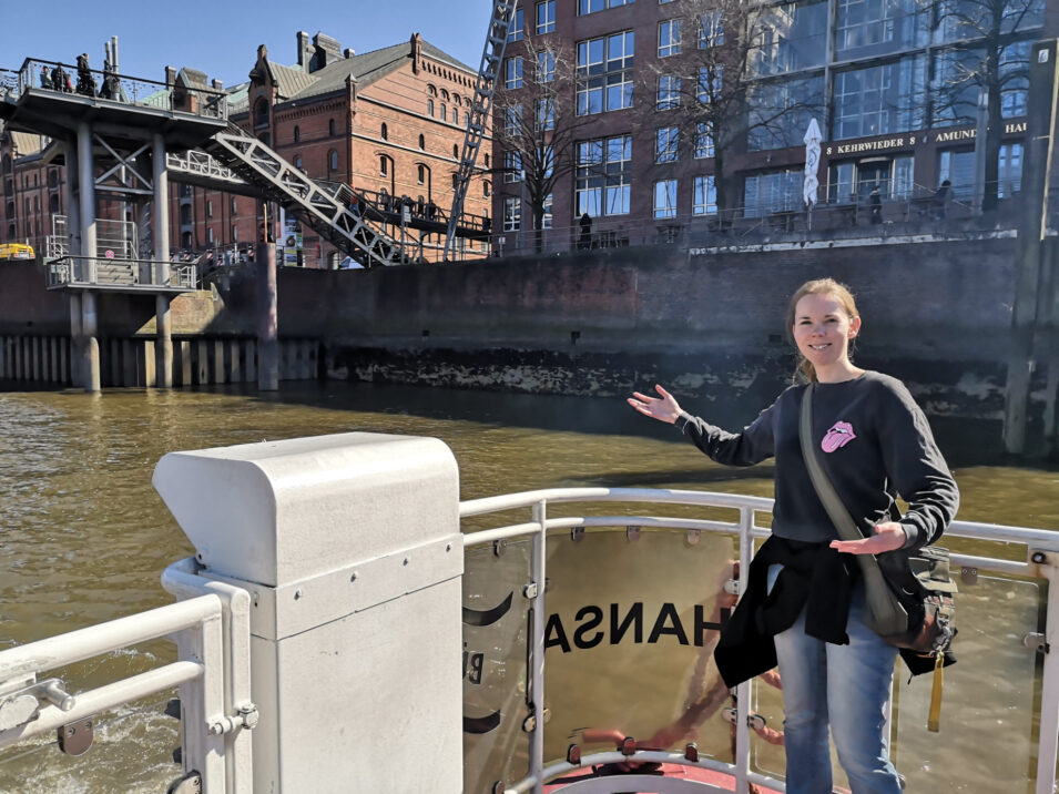 Foto von Lucyda auf einem kleinen Schiff zur Hafenrundfahrt in Hamburg