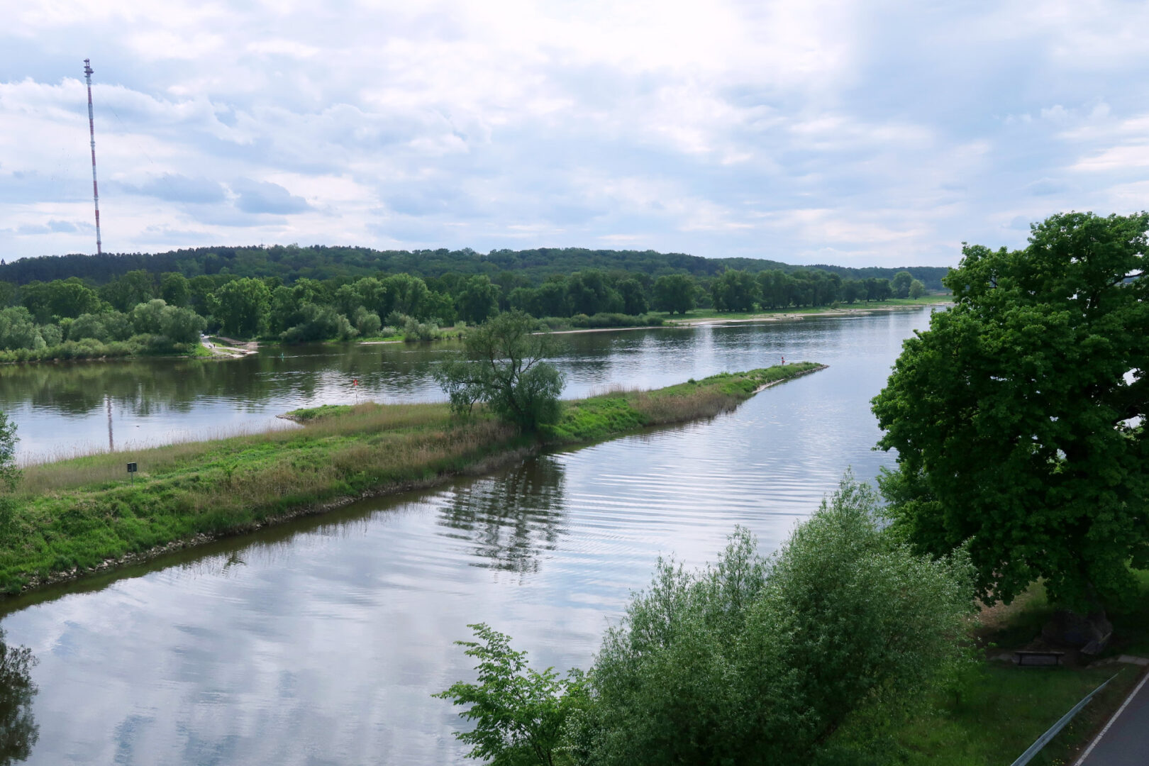 Die Elbe ist nicht kanalisiert, ihre sandigen Ufer sind mit Büschen und Bäumen bewachsen.