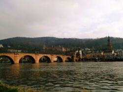 Die Ansicht, für die Heidelberg berühmt ist: Schloss, alte Brücke, Brückentor und Heiliggeistkirche Alte Brücke Heidelberg
