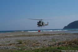 Landende Augusta Bell an der ligurischen Küste in Italien. Mit dem roten "Beutel" nimmt der Heli im Meer Wasser auf und kann es über Bränden (va. Waldbrände gibt es dort oft) wieder ablassen. Sep. 2002