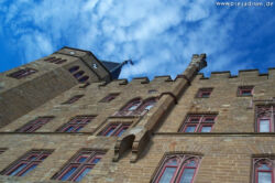 Fast scheints, als ob sich die Wolken bewegen.. Schloss Hohenzollern, bekanntes und sehenswertes Schloss auf einem Zeugenberg der Schwäbischen Alb in Baden-Württemberg. Nov. 2002