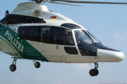 Auf dem Sonderlandeplatz Poltringen landender Hubschrauber mit Polizeischülern, die mal nen Schnupperflug in einem Segelflugzeug mitmachen wollten. Apr. 2003