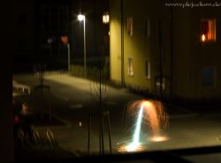 Lichtbogen ^^ Oder eher irgendeine Art von Silvesterdingens, aus Dachfenster aus Saphs Zimmer geknipst. Könnte aber auch ein futuristischer Dimensions-Zeitriss-Bogen aus einer anderen Welt sein. 31. Dezember 2008
