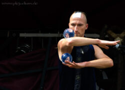 Kelvin Kalvus, der unglaubliche Freak mit den Glaskugeln, auf dem Mittelalterlich Spectaculum zu Rastede bei Oldenburg. Den muss man mal in Aktion gesehen haben.. ^^ 21. Mai 2009