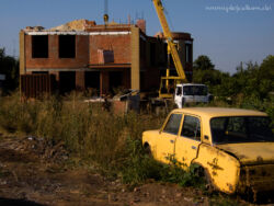 Urlaub mit Saph und seinen Eltern in Charkow in der Ukraine. Auto-Wrack vor einem Haus-Neubau 30. Juli - 14 August 2009