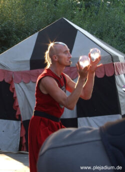 Mittelalterlich Spectaculum 16.08.2008 in Telgte. Der Bergkristall-Kugelmann. Der Blick ist doch geil :D Mittelalterlich Spectaculum