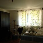 Bett an Ziel-Destination. Vielleicht sieht man nachts bei offenem Vorhang die Sterne? Schlafzimmer-Update