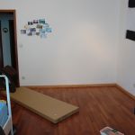 Perspektivenwechsel. Da war bisher das Bett und da soll der neue Schrank hin. Am Boden liegt die eine Schrankhäfte Schlafzimmer-Update