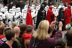 Aufstellung vor der Raumfahrtausstellung Sci Fi Con Speyer